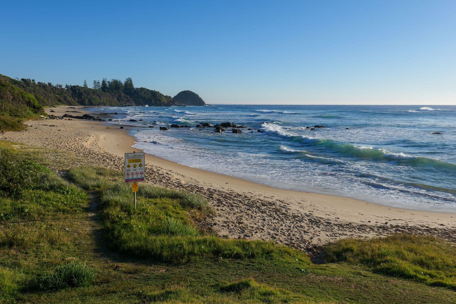 Gentle waves rolling into Shelly Beach, Port Macquarie